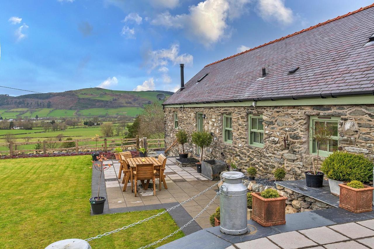 Finest Retreats - Moelis Granary - Luxury Cottage With Hot Tub Llandrillo Exterior photo
