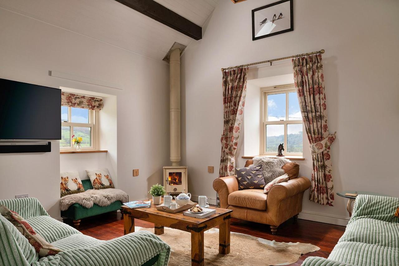 Finest Retreats - Moelis Granary - Luxury Cottage With Hot Tub Llandrillo Exterior photo