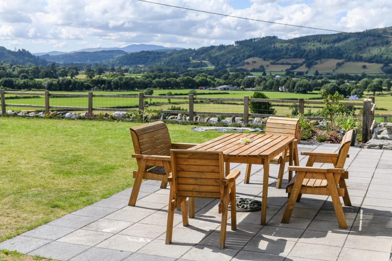 Finest Retreats - Moelis Granary - Luxury Cottage With Hot Tub Llandrillo Exterior photo