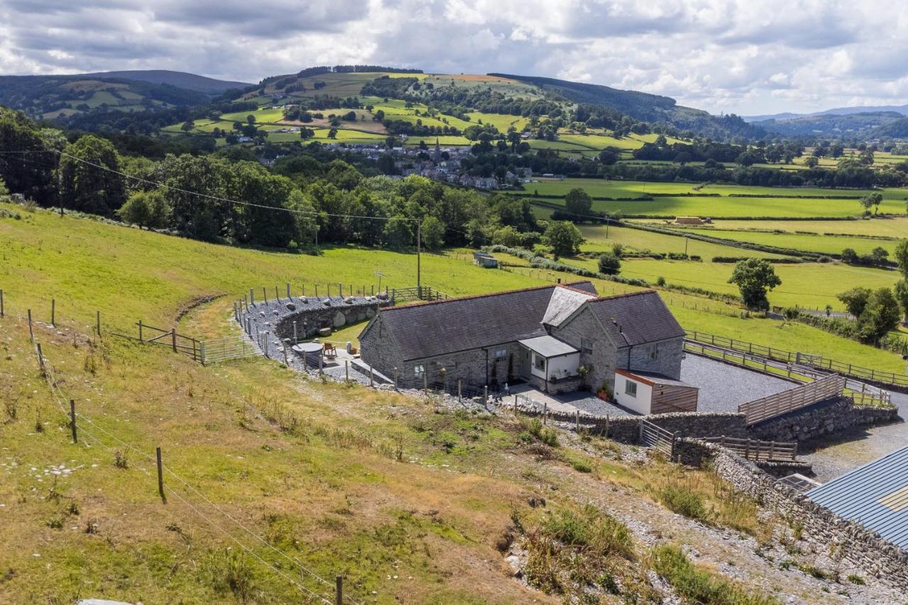 Finest Retreats - Moelis Granary - Luxury Cottage With Hot Tub Llandrillo Exterior photo